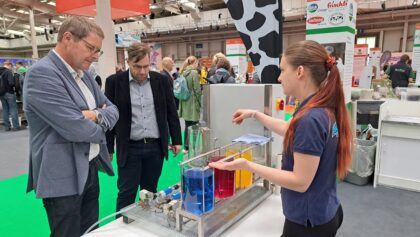 Standbetreuerin zeigt Besuchern ein Experiment auf der IdeenExpo