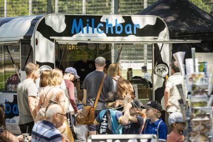 Besucherinnen und Besucher an der Milchbar auf der Landesgartenschau